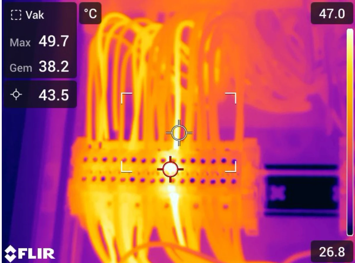 Scope 10 en Scope 12 inspecties Warmtebeeld van een verdeelkast tijdens een Scope 10 inspectie