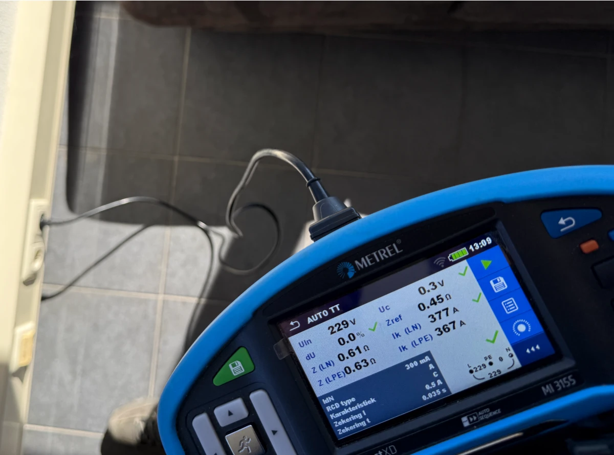 Meting van de elektrische installatie tijdens een Scope 8 inspectie